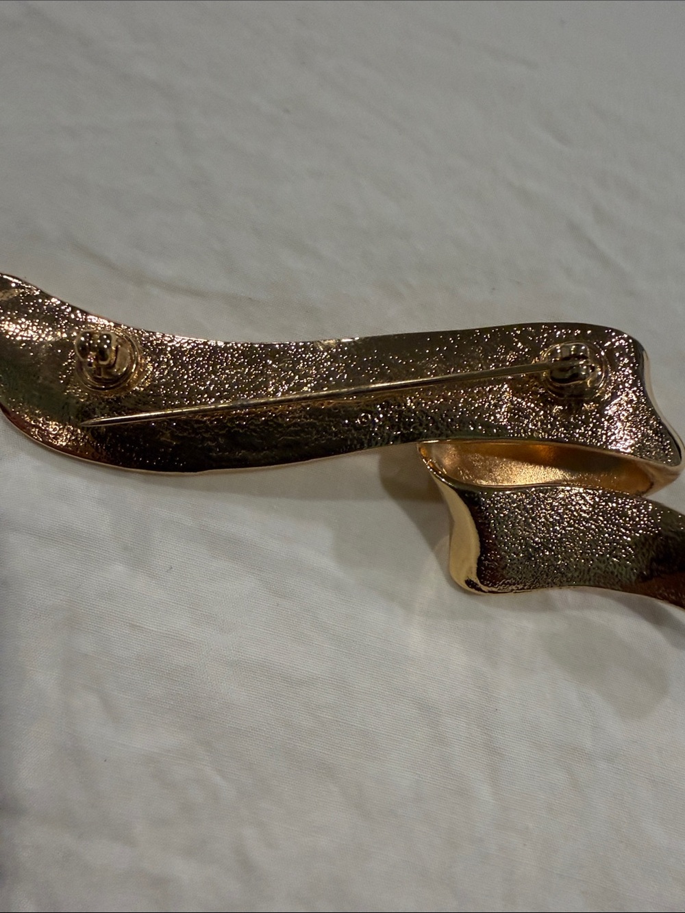 Avon Gold-Tone Flowing Ribbon Leaf Brooch - Picture 5 of 5
